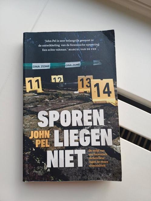 John Pel - Sporen liegen niet, Boeken, Thrillers, Zo goed als nieuw, Nederland, Ophalen of Verzenden