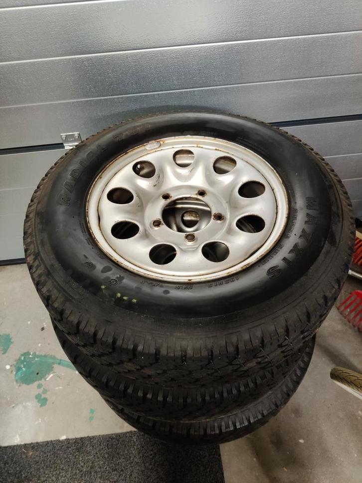 Te koop: 15 inch stalen velgen en goede banden Suzuki Jimny, Auto-onderdelen, Banden en Velgen, Banden en Velgen, Zomerbanden