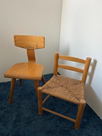Houten kinderstoeltjes beschikbaar voor biedingen