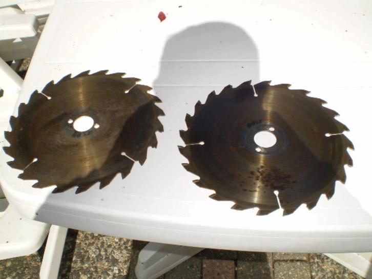 Twee zaagbladen voor een cirkelzaag., Doe-het-zelf en Verbouw, Gereedschap | Zaagmachines, Zo goed als nieuw, Cirkelzaag, Ophalen of Verzenden