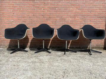 Set Of 4 Dax Chairs Charles & Ray Eames Herman Miller