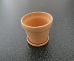 poppenhuis 1:12    Terracotta bloempot met schotel hoog 3cm, Ophalen of Verzenden, Nieuw, Poppenhuis