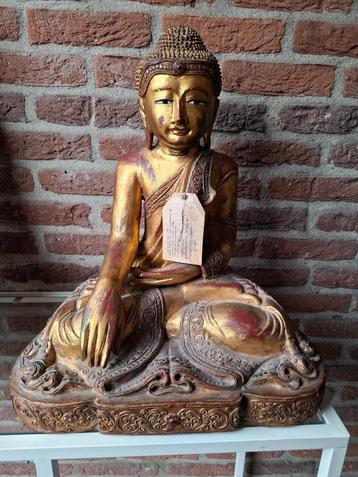 Antiek houten Boeddha beschikbaar voor biedingen