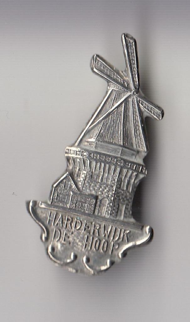Harderwijk Molen de Hoop broche, Verzamelen, Speldjes, Pins en Buttons, Gebruikt, Speldje of Pin, Overige onderwerpen, Ophalen of Verzenden