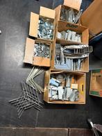 Paar dozen vol met diverse beugels badhoekjes en windankers, Ophalen, Zo goed als nieuw, Overige typen