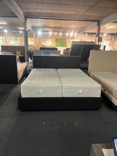 Luxe zwart stoffen bed 180x200 met dikke matrassen - €150,-!, Huis en Inrichting, Slaapkamer | Matrassen en Bedbodems, Zo goed als nieuw