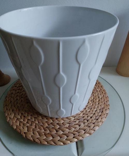 Grote witte Bloempot KARDEMUMMA Ø 28 cm IKEA, Tuin en Terras, Bloempotten, Zo goed als nieuw, Aardewerk, Binnen, Balkon, Tuin