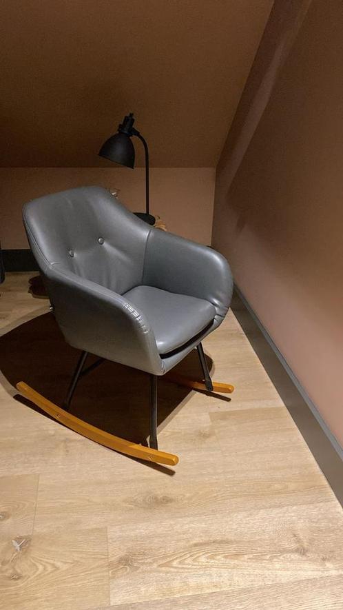 Te koop: nette grijze schommelstoel, Huis en Inrichting, Fauteuils, Zo goed als nieuw, Leer, 50 tot 75 cm, Minder dan 75 cm, Ophalen