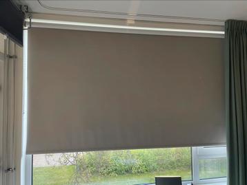Rolgordijnen beige kleur 1,5 jaar oud  beschikbaar voor biedingen