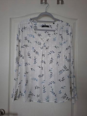 Mooie witte blouse met print beschikbaar voor biedingen