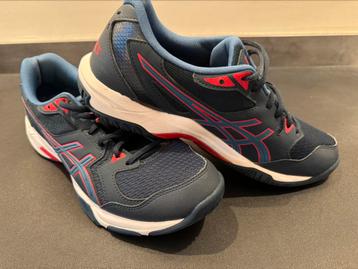 Keurige Asics sportschoenen (maat 42) beschikbaar voor biedingen