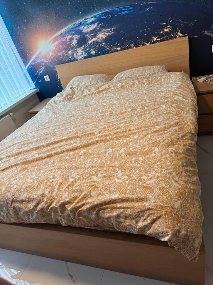 Ikea Malm bed 160x200 + matras, lattenbodem & nachtkastje, Huis en Inrichting, Slaapkamer | Bedden, Zo goed als nieuw, Tweepersoons