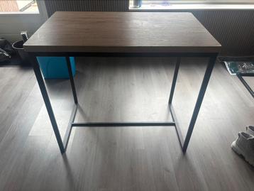 Leuke bar met 4 krukken beschikbaar voor biedingen