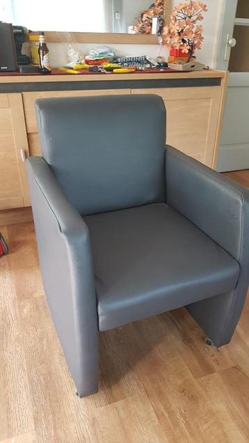eetkamer stoelen 4x gaan voor 60euro samen weg. beschikbaar voor biedingen