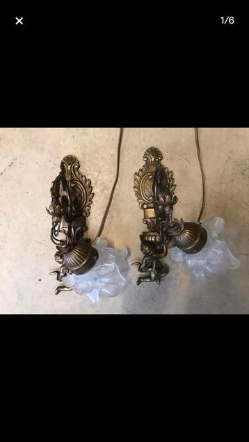 Twee bronzen Art Deco lampjes met glazen kapjes en engeltjes beschikbaar voor biedingen