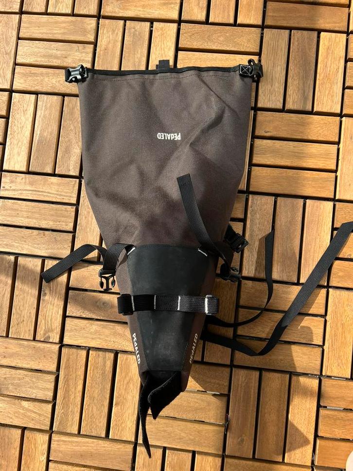 Pedaled Odyssey Saddle Bag - Brown 10l, Fietsen en Brommers, Brommers | Toebehoren, Zo goed als nieuw, Ophalen