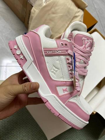 Louis Vuitton Roze Sneakers - Nieuw beschikbaar voor biedingen