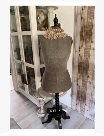 Duivenborst look, antieke paspop, mannequin, op houten voet beschikbaar voor biedingen