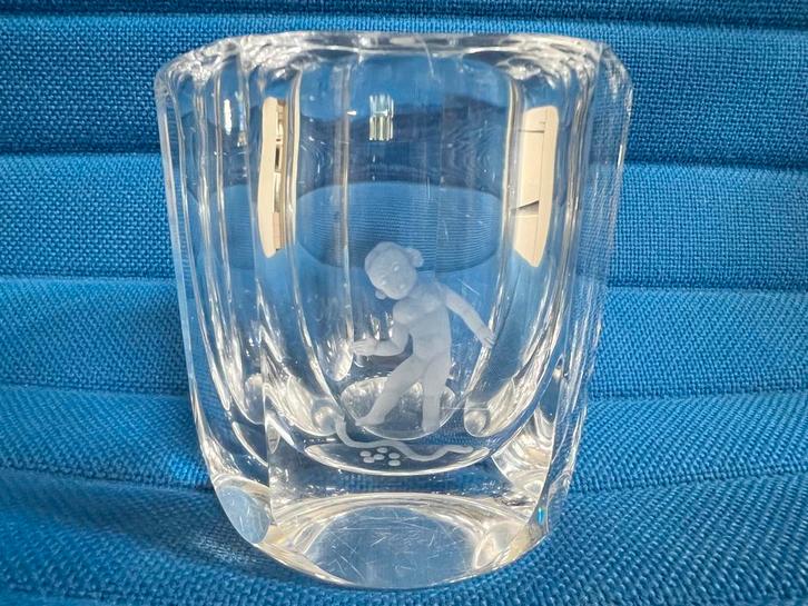 Orrefors vaas 10x10cm met kind gravure, gemerkt, Antiek en Kunst, Antiek | Glas en Kristal, Ophalen of Verzenden