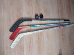 3 ijshockey sticks  en 2 pucks, Sport en Fitness, IJshockey, Ophalen, Zo goed als nieuw, Stick