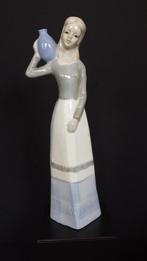 BEELDJE Meisje met Kruik <> Spaans VALENCIA Porselein 25 cm., Ophalen of Verzenden, Zo goed als nieuw, Mens
