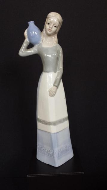 BEELDJE Meisje met Kruik <> Spaans VALENCIA Porselein 25 cm. beschikbaar voor biedingen