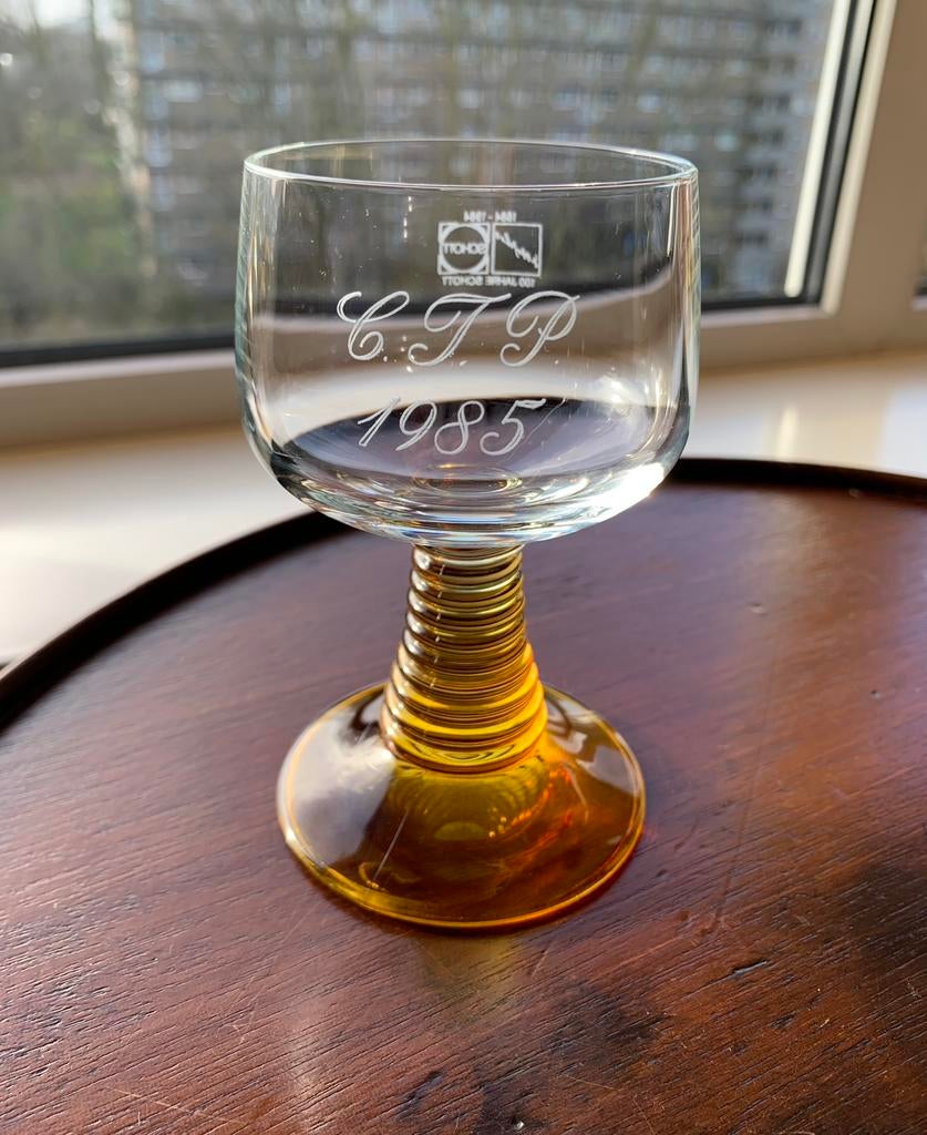 Roemer wijnglas met gele voet, 46 jaar oud!, Ophalen of Verzenden, Gebruikt, Overige typen
