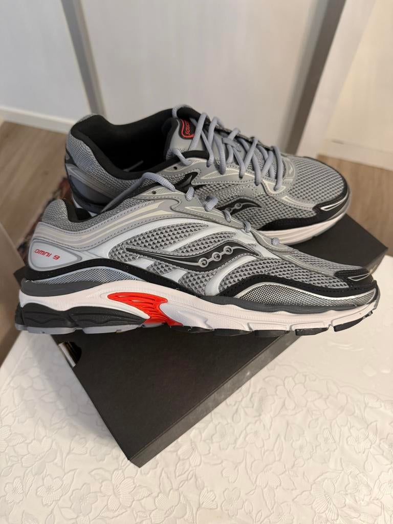 Saucony omni 9 - Grey Red - 45, Ophalen of Verzenden, Zo goed als nieuw, Overige kleuren