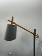 Design lamp hout grijze kap, Huis en Inrichting, Lampen | Vloerlampen, 100 tot 150 cm, Gebruikt, Ophalen of Verzenden, Hout