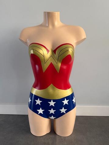 Wonder Woman beschilderde paspop mannequin uniek beschikbaar voor biedingen