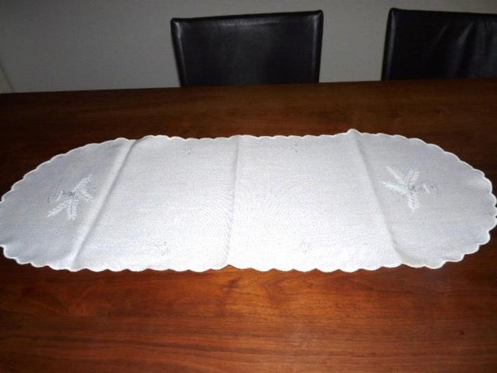 Witte kerst tafelloper geborduurde kerstklokje wit zilver., Diversen, Kerst, Zo goed als nieuw, Ophalen of Verzenden