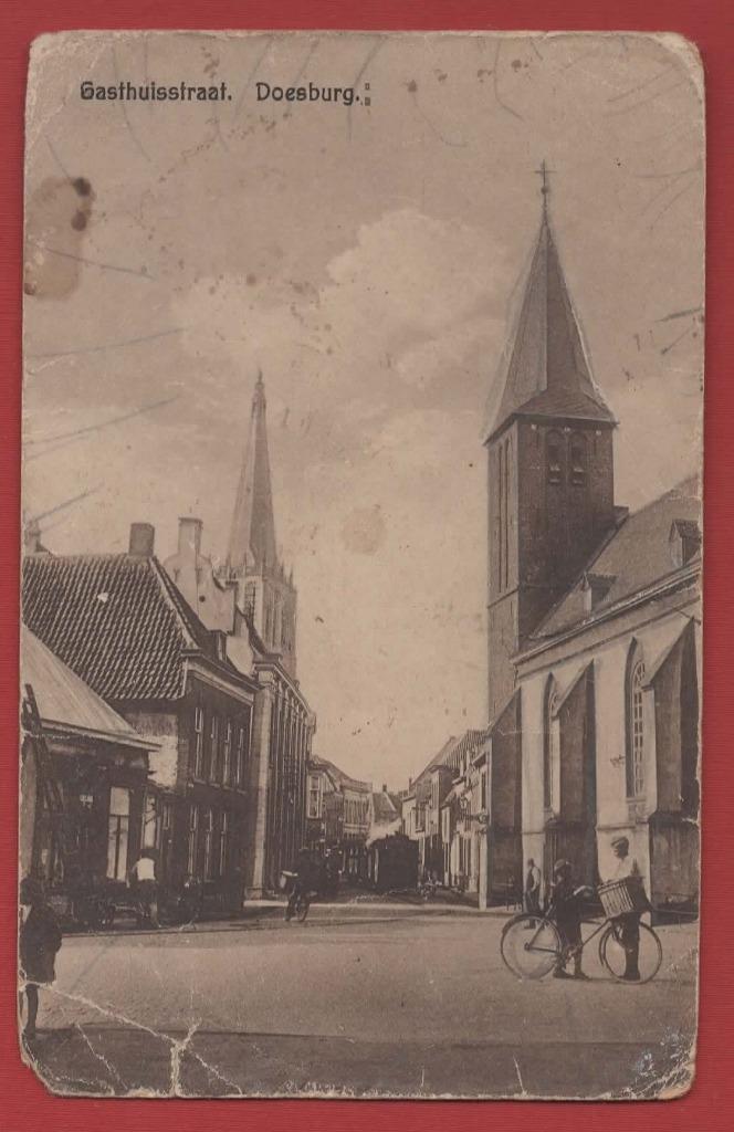 Doesburg - Gasthuisstraat (Kerk, fietsers met mand) - 1928, Verzamelen, Ansichtkaarten | Nederland, Gelopen, Gelderland, 1920 tot 1940