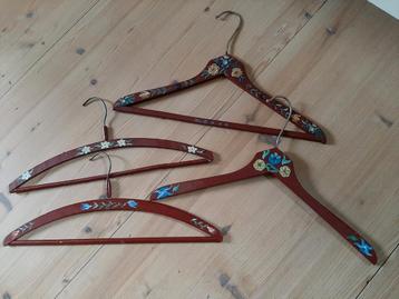 4 Brocante Handbeschilderde Houten Hangers beschikbaar voor biedingen
