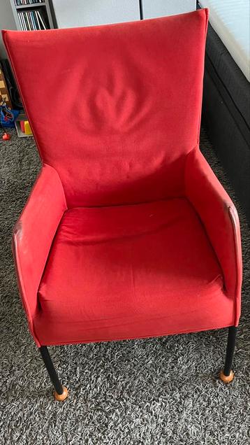 Rode fauteuil.  Goede ondersteuning in rug beschikbaar voor biedingen