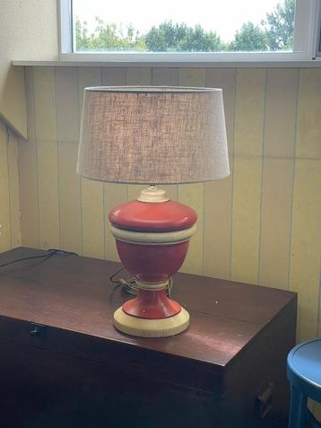 Retro tafellamp rood/beige met linnen kap beschikbaar voor biedingen