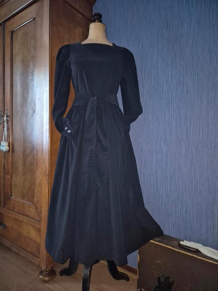 Laura Ashley jurk. (Zwart, ribfluweel)38, Kleding | Dames, Jurken, Gedragen, Maat 38/40 (M), Zwart, Onder de knie, Ophalen of Verzenden