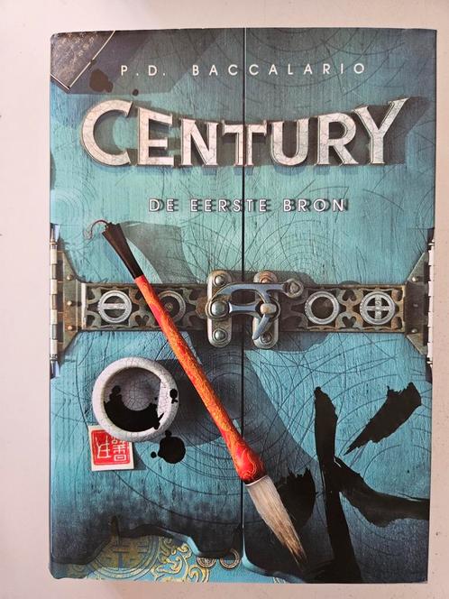 P. Baccalario - Century De eerste bron, Boeken, Kinderboeken | Jeugd | 10 tot 12 jaar, Zo goed als nieuw, Ophalen of Verzenden