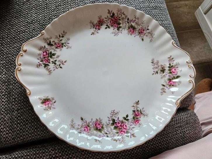 Royal Albert lavender love Vintage Schaal met Rozenmotief, Antiek en Kunst, Antiek | Servies los, Ophalen of Verzenden