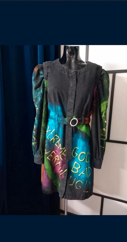 Supergaaf uniek en kleurrijke spijkerjurk met pofmouwen., Kleding | Dames, Jurken, Zo goed als nieuw, Maat 38/40 (M), Blauw, Boven de knie