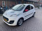 Peugeot 107 Sportium 1.0 12V 5DR 2013 Wit, Auto's, Peugeot, Euro 5, Stof, Handgeschakeld, Grijs