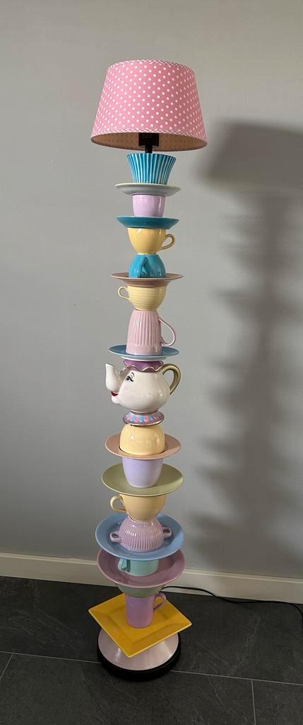 Vloerlamp kinderkamer van pastel servies en Disney figuur, Huis en Inrichting, Lampen | Vloerlampen, 100 tot 150 cm, Ophalen