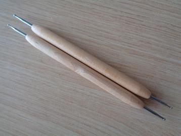 2 houten embossing pennen beschikbaar voor biedingen