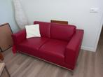 Leren bankje in de kleur rood te koop aangeboden., Huis en Inrichting, Leer in de kleur rood, 150 tot 200 cm, Tweepersoons, Ophalen of Verzenden