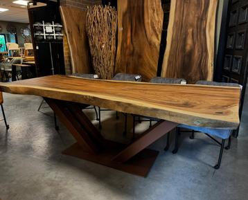 Boomstamtafel met v poot metaal massief suarhout  beschikbaar voor biedingen