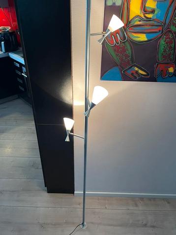 Moderne lamp met 3 spots te klemmen tussen vloer en plafond