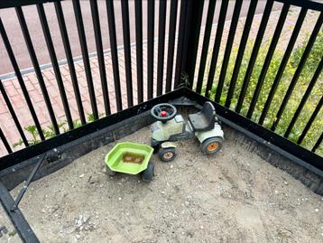Glijbaan en tractor beschikbaar voor biedingen