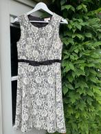 A-lijn jurk met kant van retro merk Fever London, maat M, Overige kleuren, Ophalen of Verzenden, Zo goed als nieuw, Knielengte