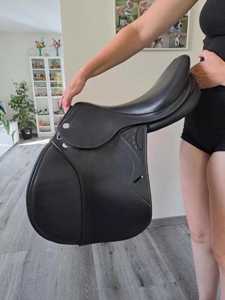 Prestige springzadel Versailles 17inch, Dieren en Toebehoren, Paarden en Pony's | Zadels, Zo goed als nieuw, Springen, Ophalen of Verzenden