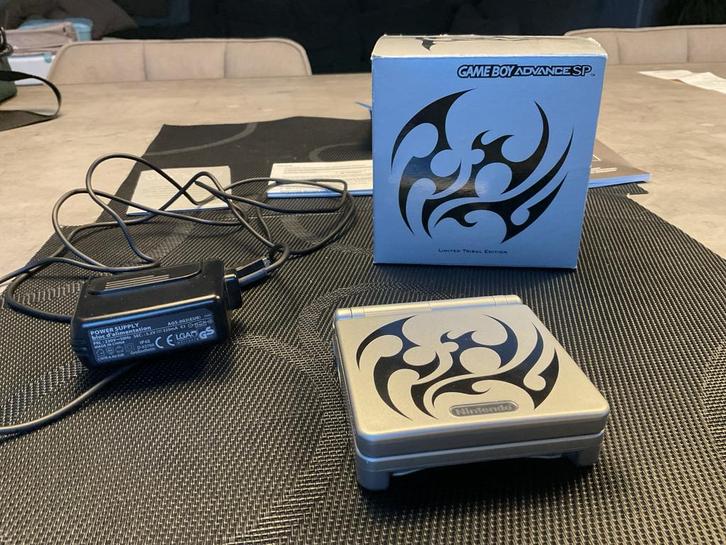 Game Boy Advance SP Tribal Edition - Compleet!, Spelcomputers en Games, Spelcomputers | Nintendo Game Boy, Zo goed als nieuw, Game Boy Advance SP