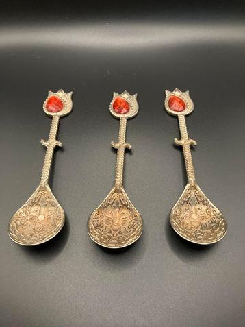 Decoratieve Lepels met Zwaard Handvat en Rode Steen beschikbaar voor biedingen